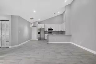 1050 Summit Pl Cir, West Palm Beach, FL 33415 - Photo 4