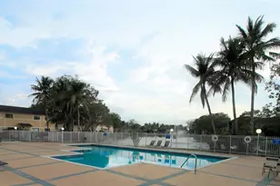 9477 Palm Cir N, Pembroke Pines, FL 33025 - Photo 2