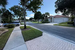 2310 Sapphire Cir, West Palm Beach, FL 33411 - Photo 4