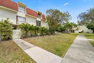 1655 NE 115th St, Miami, FL 33181 - Photo 16