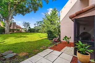 22 N Valencia Dr, Davie, FL 33324 - Photo 32