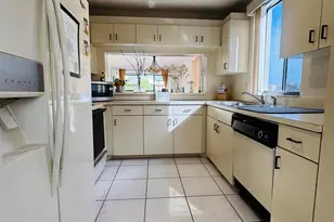 10526 E Clairmont Cir, Tamarac, FL 33321 - Photo 8
