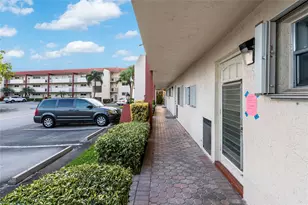 9611 N Hollybrook Lake Dr, Pembroke Pines, FL 33025 - Photo 22