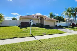 426 SE 3rd Pl, Dania Beach, FL 33004 - Photo 2