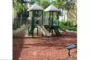 4425 Treehouse Ln, Tamarac, FL 33319 - Photo 8