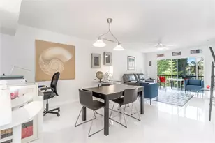 811 S Hollybrook Dr, Pembroke Pines, FL 33025 - Photo 2