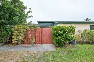 1091 Manor Dr, Lake Worth Beach, FL 33461 - Photo 2