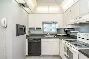 9500 N Hollybrook Lake Dr, Hollywood, FL 33025 - Photo 2