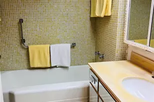 800 NE 195th St, Miami, FL 33179 - Photo 40