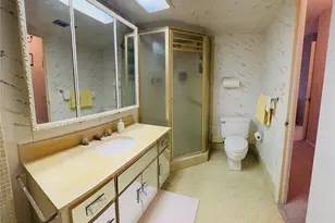 800 NE 195th St, Miami, FL 33179 - Photo 38