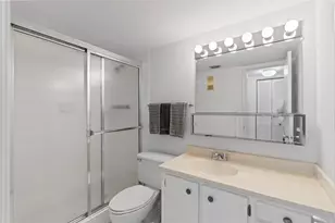 900 Colony Point Cir, Pembroke Pines, FL 33026 - Photo 22