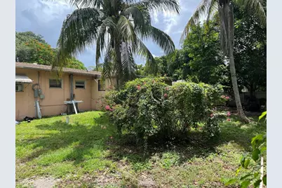 427 NE 160th Street, Miami, FL 33162 - Photo 2