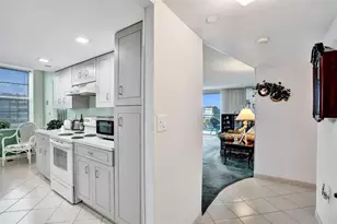 1100 St Charles Pl, Pembroke Pines, FL 33026 - Photo 10