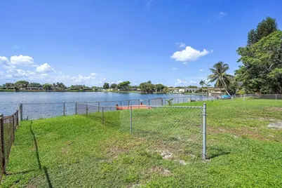 8720 Pasadena Boulevard, Pembroke Pines, FL 33024 - Photo 16