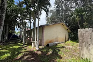 2109 Pinehurst Dr, West Palm Beach, FL 33407 - Photo 10