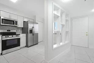 2200 S Cypress Bend Dr, Pompano Beach, FL 33069 - Photo 4