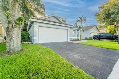 9220 Arborwood Circle, Davie, FL 33328 - Photo 2