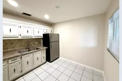 511 W Kalmia Drive #10, West Palm Beach, FL 33403 - Photo 2