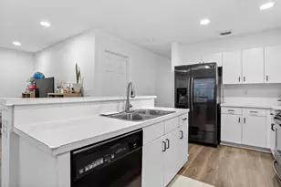 11461 Lakeview Dr, Coral Springs, FL 33071 - Photo 8