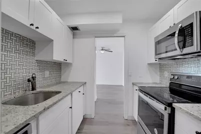 301 Croton Avenue #302, Lantana, FL 33462 - Photo 2