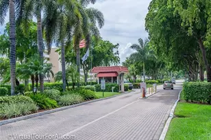 9800 N Hollybrook Lake Dr, Pembroke Pines, FL 33025 - Photo 30