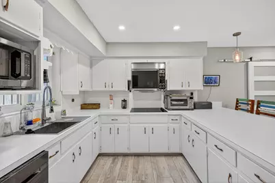 1570 NE 30th Place, Oakland Park, FL 33334 - Photo 18