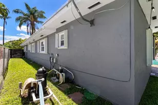 19885 NE 22nd Ave, Miami, FL 33180 - Photo 8