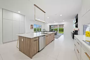 2001 Meadows Dr, Davie, FL 33324 - Photo 10