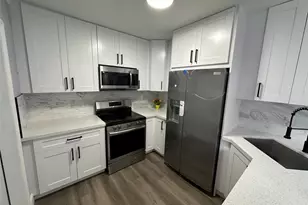 814 SW 12th Pl, Fort Lauderdale, FL 33315 - Photo 2