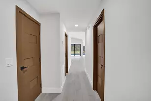 21392 Bridgeview Dr, Boca Raton, FL 33428 - Photo 10