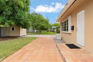 724 NE 2nd St, Pompano Beach, FL 33060 - Photo 2