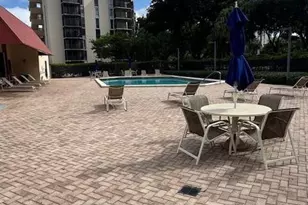3301 N Country Club Dr, Miami, FL 33180 - Photo 26