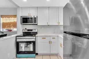 9041 Sunrise Lakes Blvd, Sunrise, FL 33322 - Photo 6