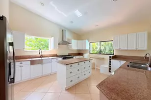71 Laredo Ln, Boca Raton, FL 33487 - Photo 8