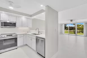 3800 Oaks Clubhouse Dr, Pompano Beach, FL 33069 - Photo 6