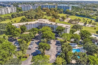 3800 Oaks Clubhouse Drive #201, Pompano Beach, FL 33069 - Photo 12