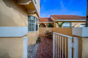 11431 Lakeview Dr, Coral Springs, FL 33071 - Photo 4