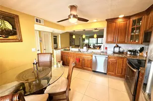 271 S Hollybrook Dr, Pembroke Pines, FL 33025 - Photo 2