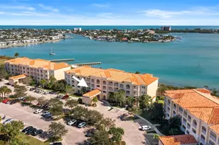 21 Harbour Isle Dr Unit, Hutchinson Island, FL 34949 - Photo 2