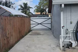 9410 NW 14th St, Pembroke Pines, FL 33024 - Photo 6