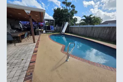 9410 NW 14th Street, Pembroke Pines, FL 33024 - Photo 18