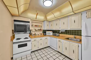 800 Parkview Dr, Hallandale Beach, FL 33009 - Photo 24