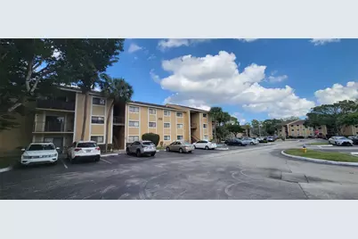 350 Palm Circle #104, Pembroke Pines, FL 33025 - Photo 4