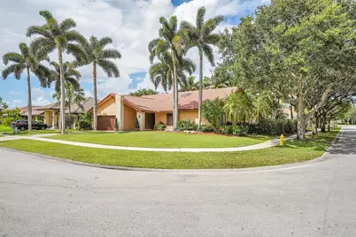 1581 NW 100th Way, Plantation, FL 33322 - Photo 2