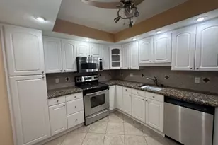 3850 Oaks Clubhouse Dr, Pompano Beach, FL 33069 - Photo 4