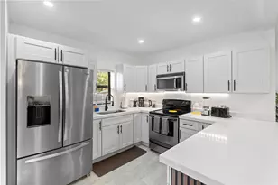 719 NE 36th St, Oakland Park, FL 33334 - Photo 12