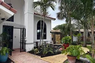 307 N Highland Dr, Hollywood, FL 33021 - Photo 1