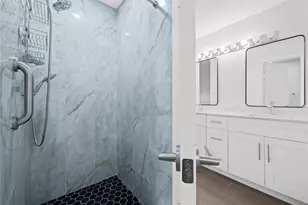 8245 NW 70th St, Tamarac, FL 33321 - Photo 10