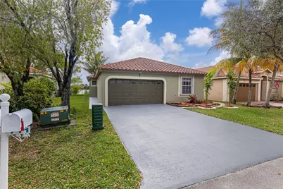 711 NW 182nd Way, Pembroke Pines, FL 33029 - Photo 1