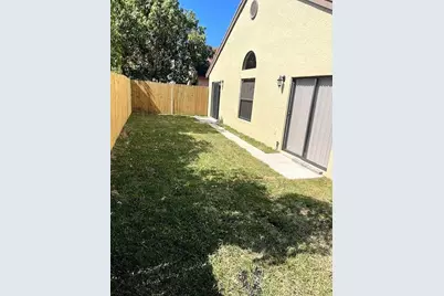 817 E Palm Run Drive, Pompano Beach, FL 33068 - Photo 22